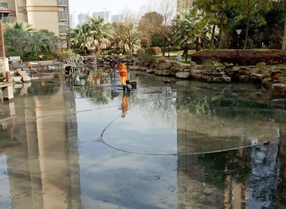 卫东景观池淤泥清理