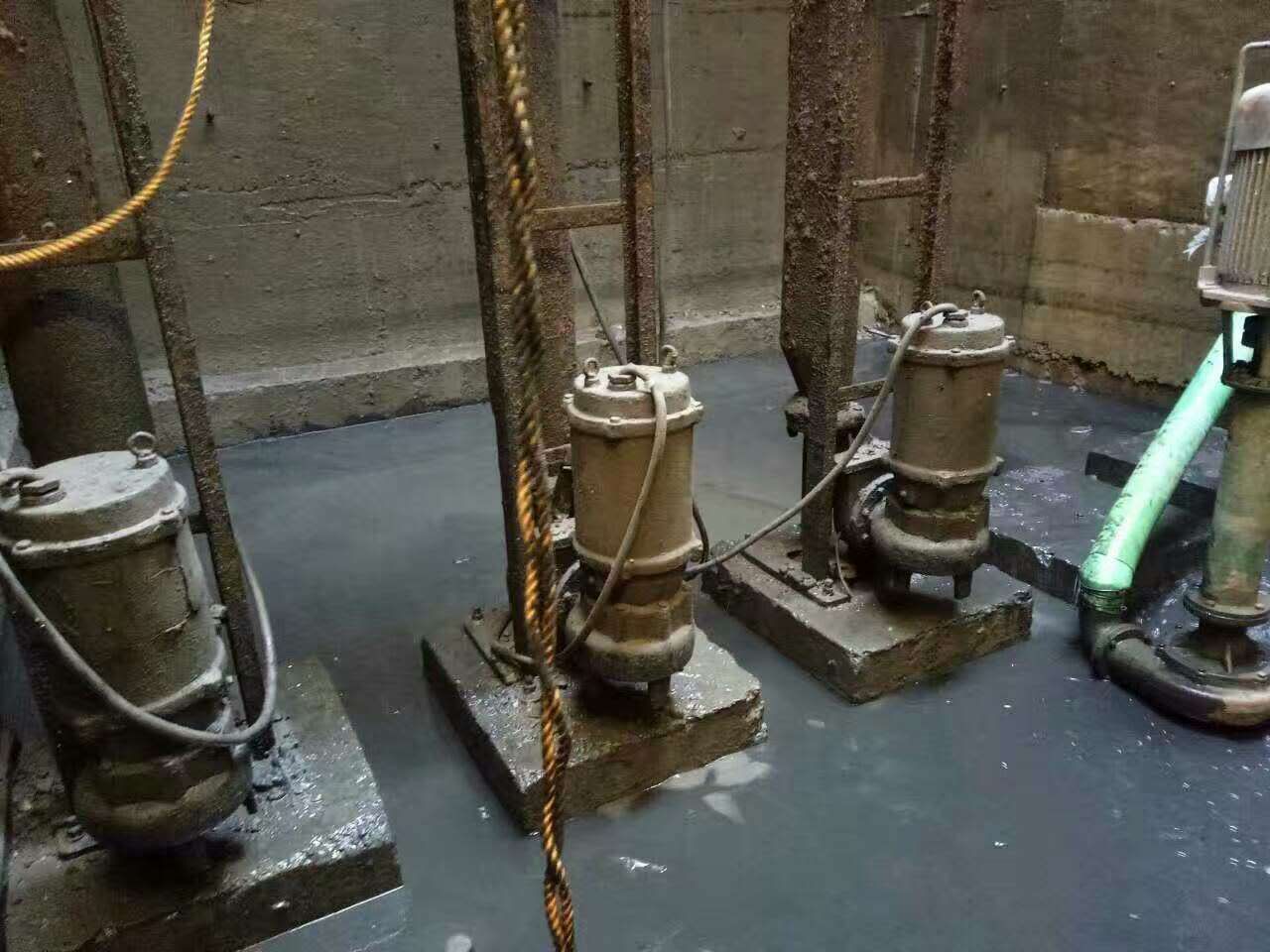 卫东污水池清理